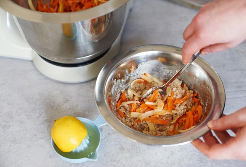 Zutaten für die Overnight Oats werden vermischt.