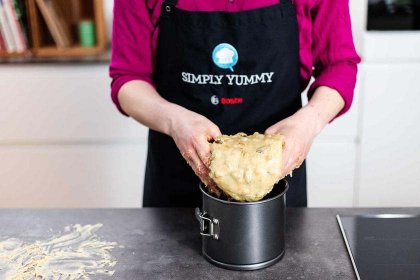 Panettone wird in eine Form gelegt.