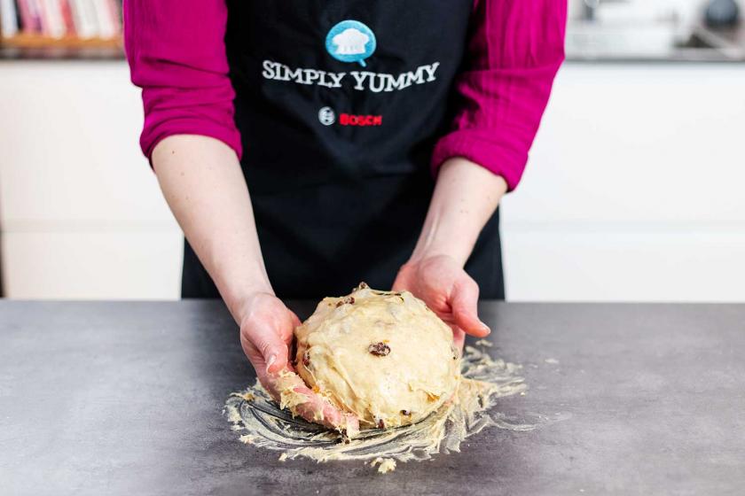 Panettone wird geformt.