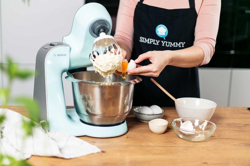 Ei wird zum Teig für den Papageienkuchen gegeben.