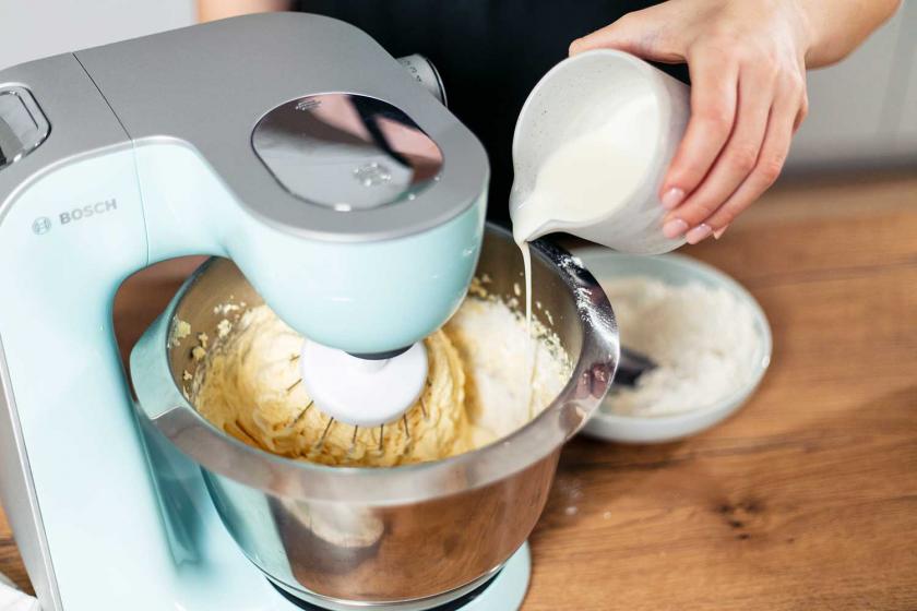 Sahne wird zum Teig für den Papageienkuchen gegeben.