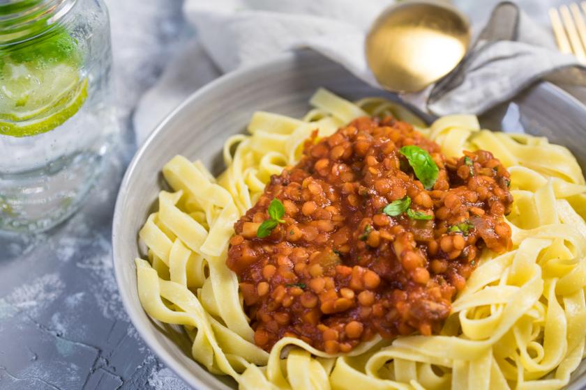 Pasta mit veganem Linsenragout | Simply Yummy
