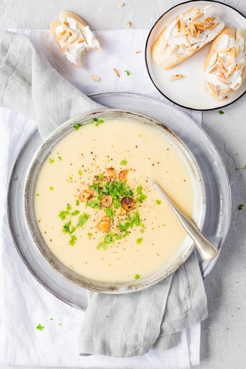 Pastinakencremesuppe mit Ziegenkäsebaguette
