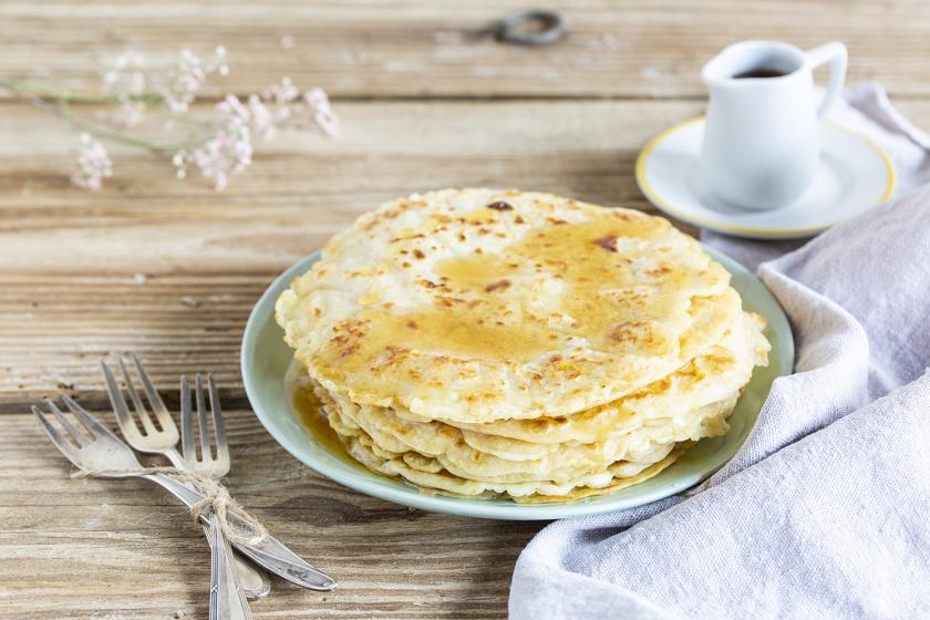 Pfannkuchen auf einem Teller übereinander gestapelt.