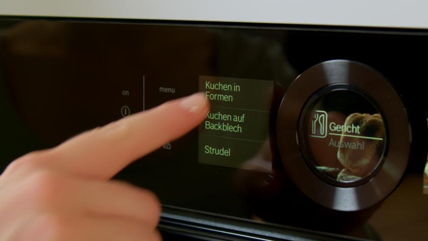 Backofen wird auf Kuchen in Formen eingestellt.