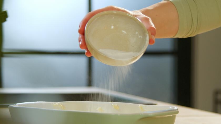 Zucker wird über den Pfirsich Cobbler verteilt.