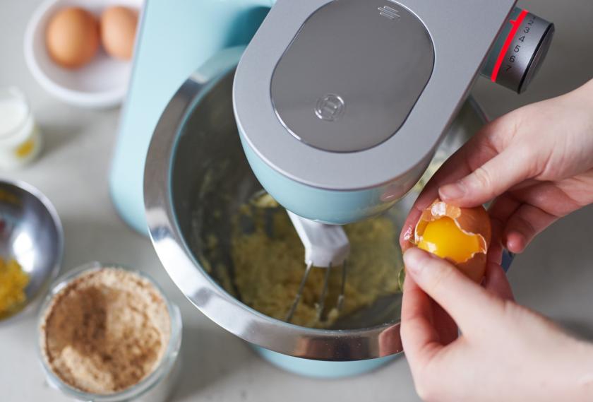 Der Teig für die Pflaumen-Muffins wird in einer Küchenmaschine gerührt.