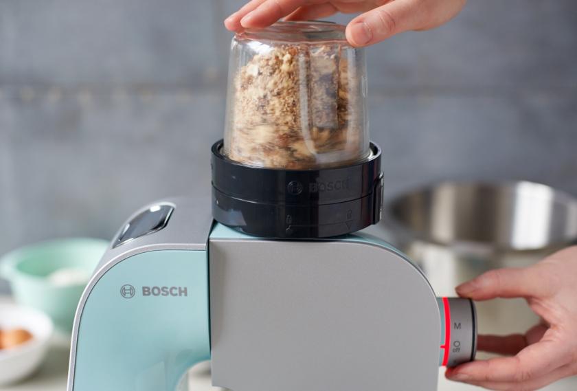 Für die Pflaumen-Muffins werden Haselnüsse in einer Küchenmaschine gemahlen.