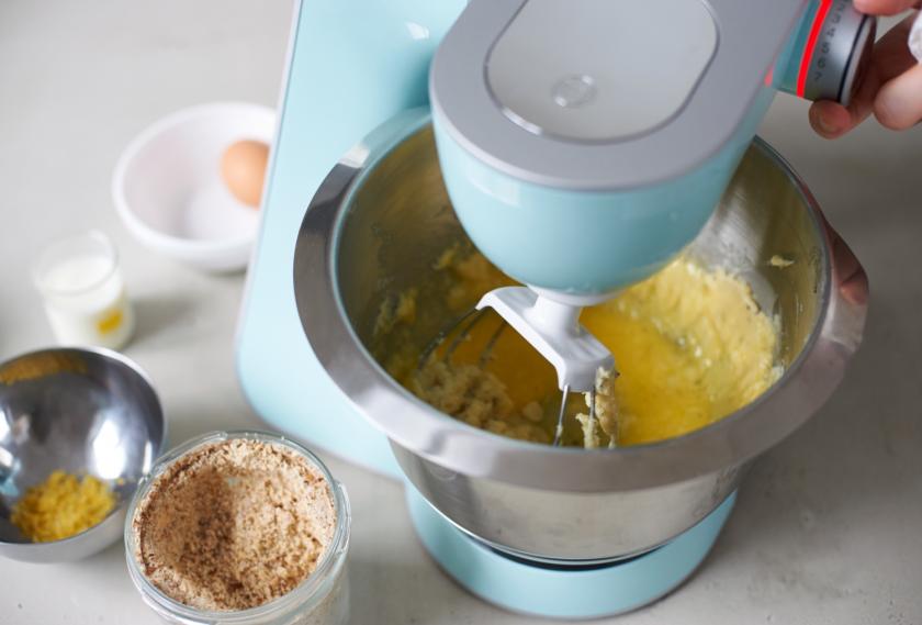 Haselnüsse werden in einer Küchenmaschine mit dem Teiig für die Pflaumen-Muffins verrührt.