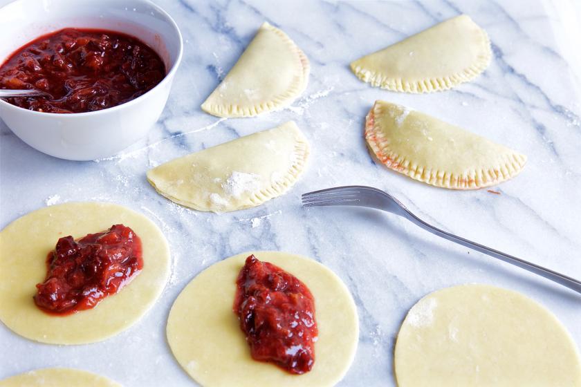 Pflaumentaschen werden gefüllt.