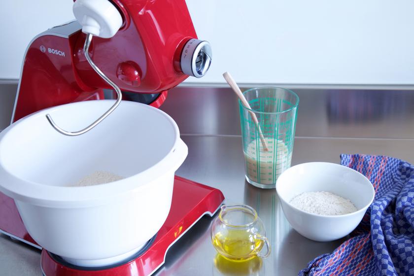 Für Pissaladière wird ein Hefeteig in einer Küchenmaschine zubereitet.