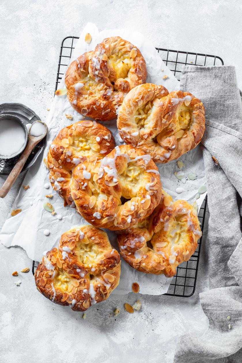 Mehrere Puddingbrezel auf einem Tuch.