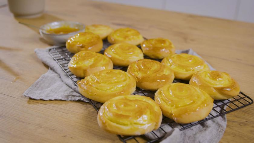 Puddingschnecken mit Aprikosenmarmelade bestrichen.