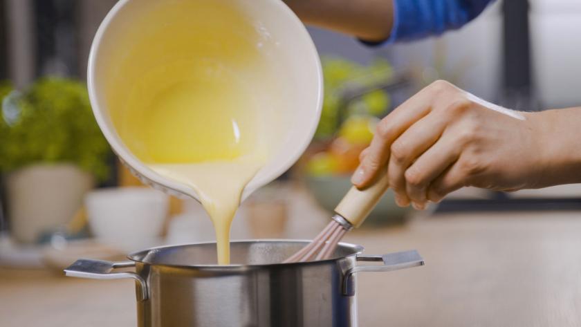 Eigelbmischung wird in den Topf gegeben.