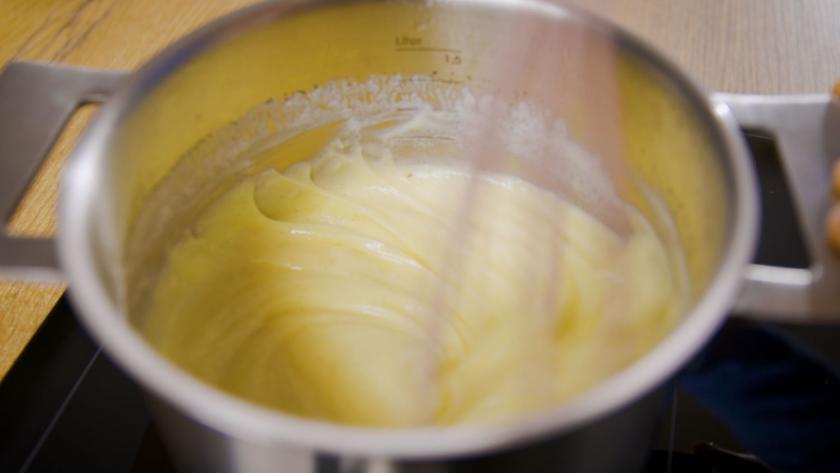 Pudding wird gerührt.