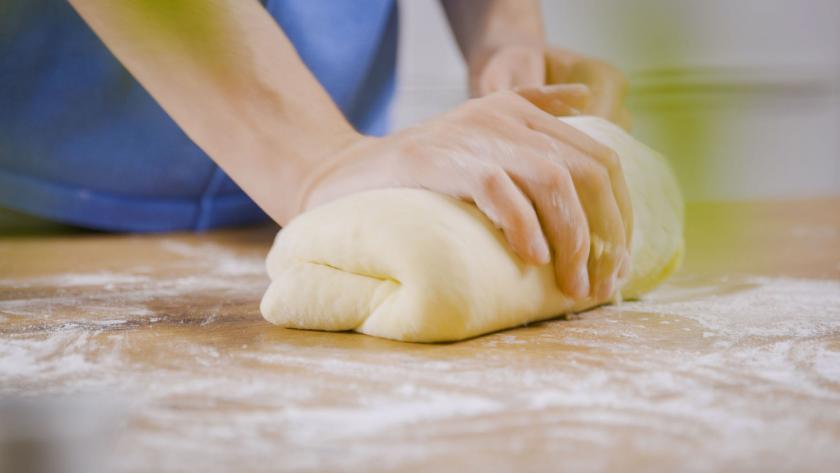 Teig wird per Hand geknetet.