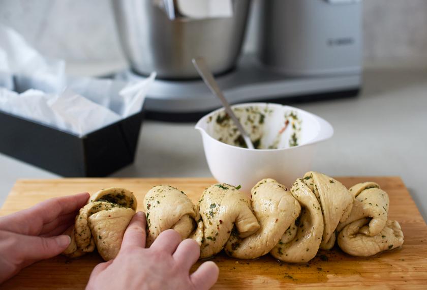 Das Pull Apart Bread wird wie eine Ziehharmonika gefaltet.