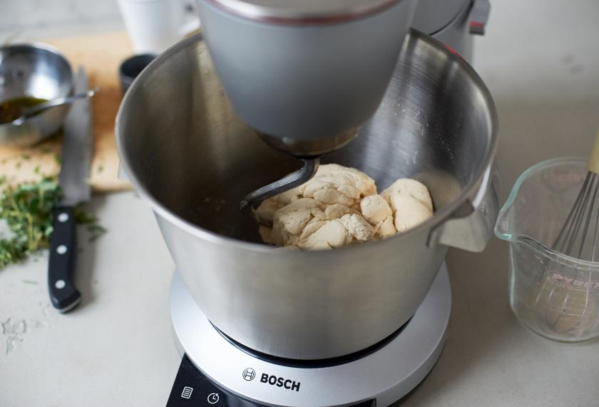 Teig für das Pull Apart Bread wird in einer Küchenmaschine geknetet.