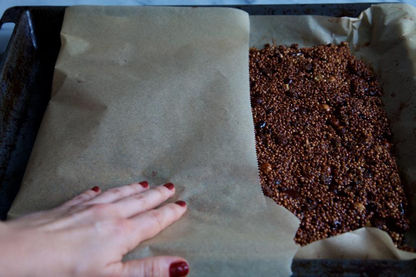 Die Masse für die Quinoa Riegel wird mit Backpapier bedeckt.