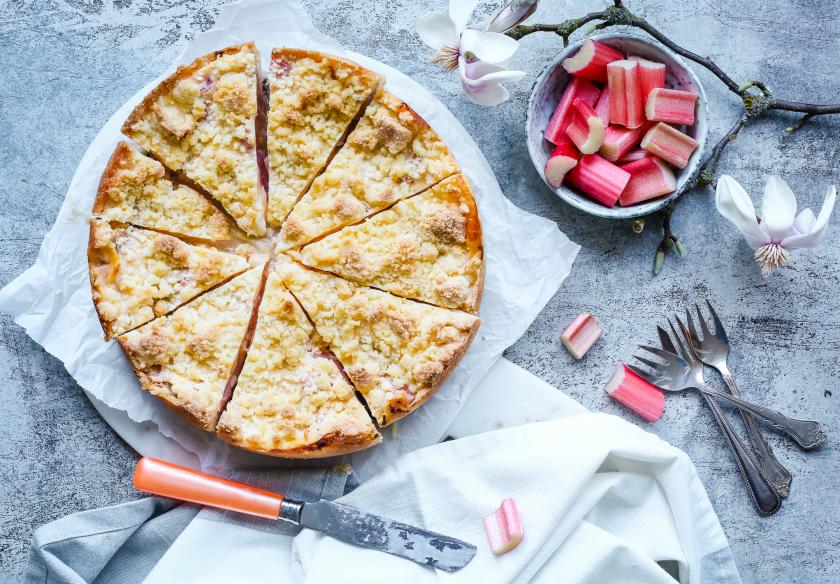 Rhabarberkuchen mit Pudding und Streusel