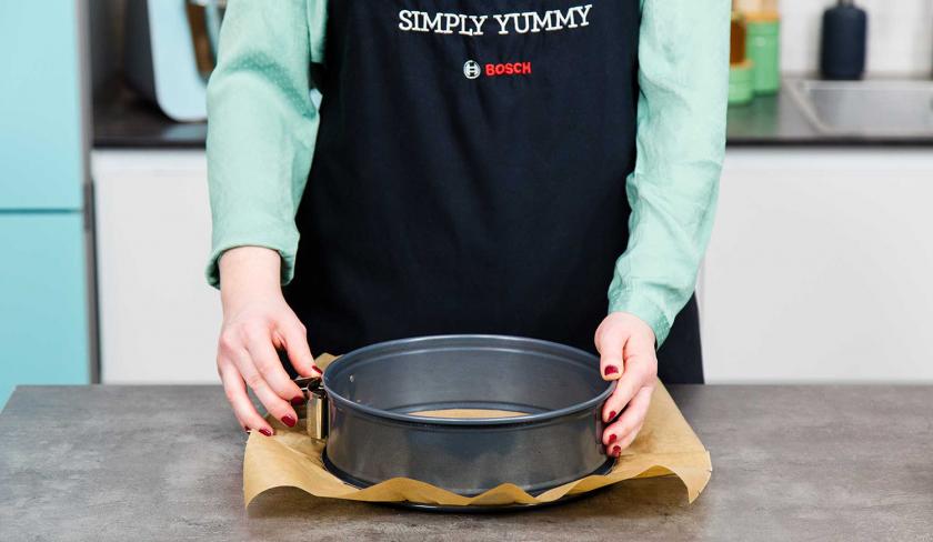 Für den Rhabarberkuchen mit Quark wird eine Springform mit Backpapier ausgekleidet.