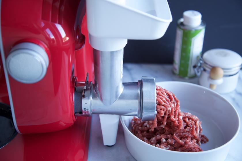 Für den Rosenkohlauflauf mit Hackfleisch wird das Fleisch durch einen Fleischwolf gedreht.
