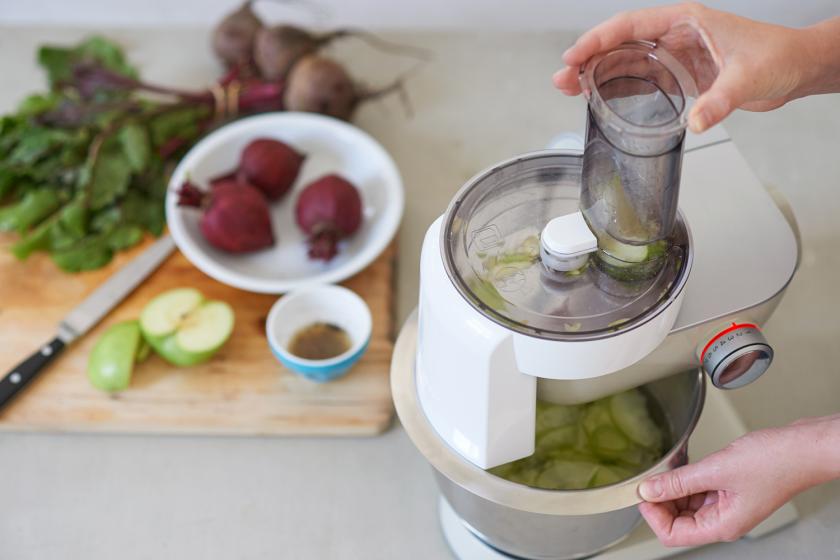 Für den Rote-Bete-Mozzarella-Salat werden Äpfel in einer Küchenmaschine geschnitten.
