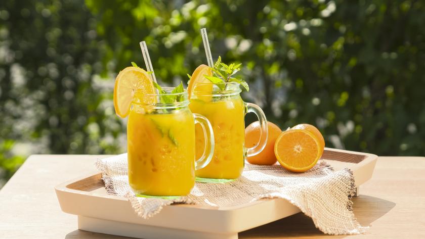 Sanddorn-Mango-Minze-Eistee in einem Glas