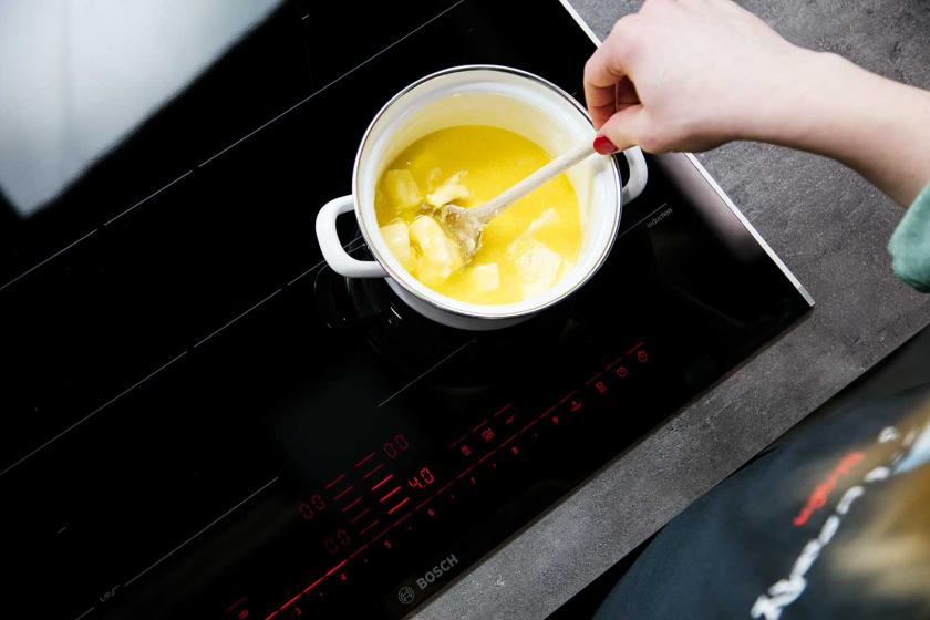 Für Sauce hollandaise wird Butter auf dem Herd geschmolzen.