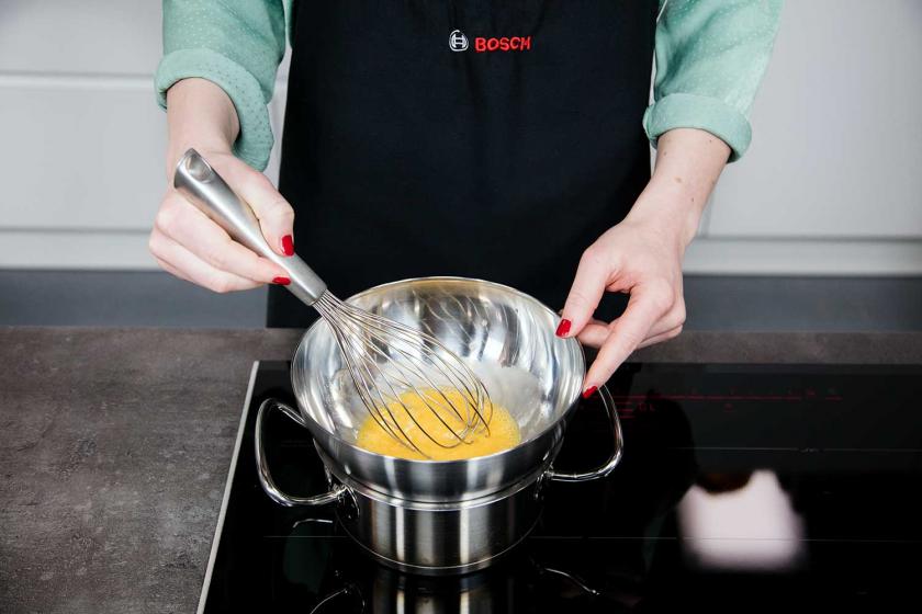 Die Ei-Masse für Sauce hollandaise wird über einem Wasserbad erhitzt.