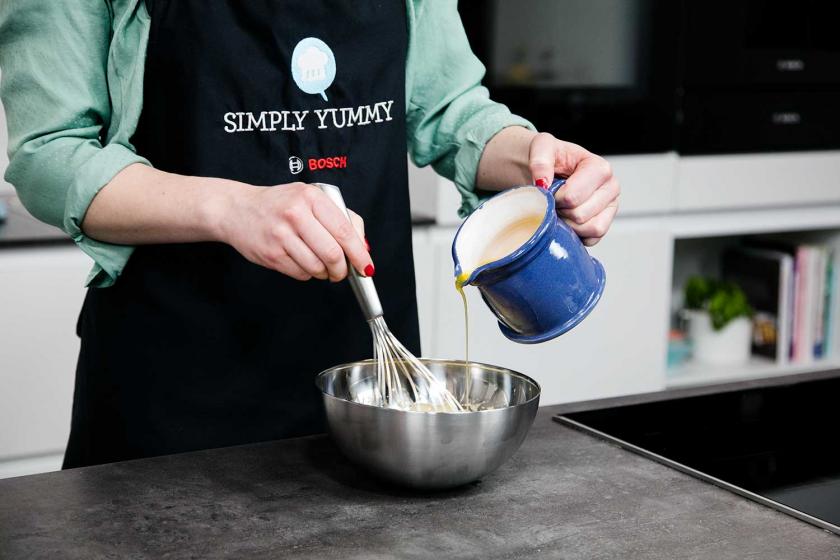 Butter wird zur aufgeschlagenen Eimasse gegeben.