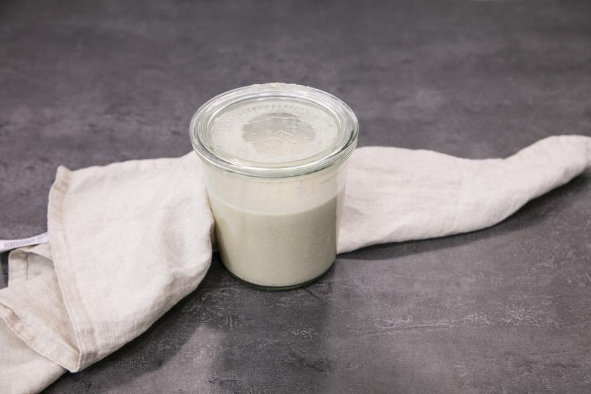 Sauerteig-Starter für Sauerteigbrot in einem Glas.