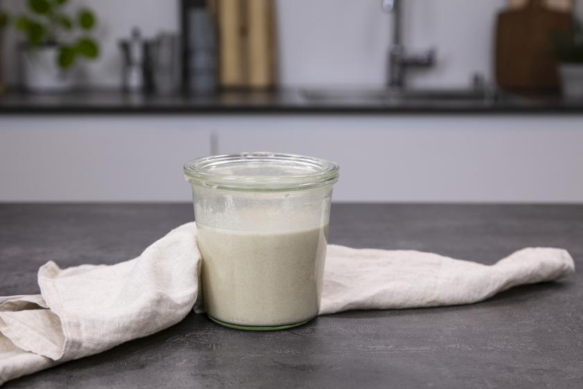 Sauerteig-Starter für Sauerteigbrot in einem Glas.