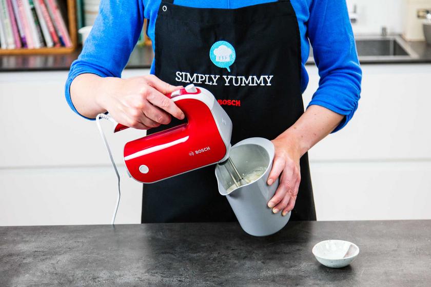 Für die Creme des Schneebälle Rezepts wird Sahne steifgeschlagen.