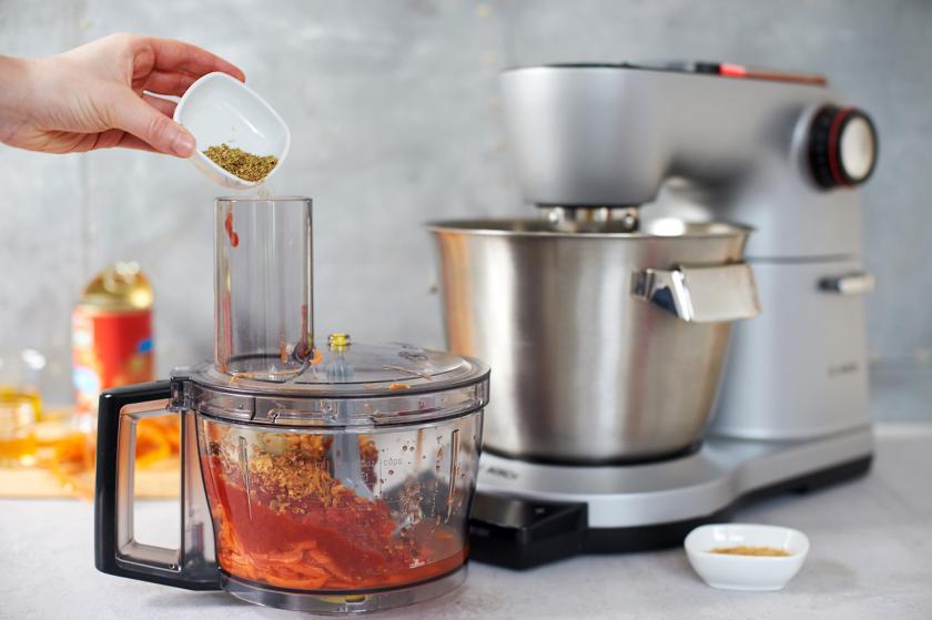Für die schnelle Tomatensoße werden alle Zutaten in einem Mixer püriert.