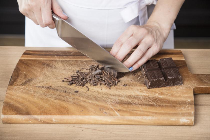 Für den Schoko-Kirsch-Kuchen wird Zartbitterschokolade gehackt.