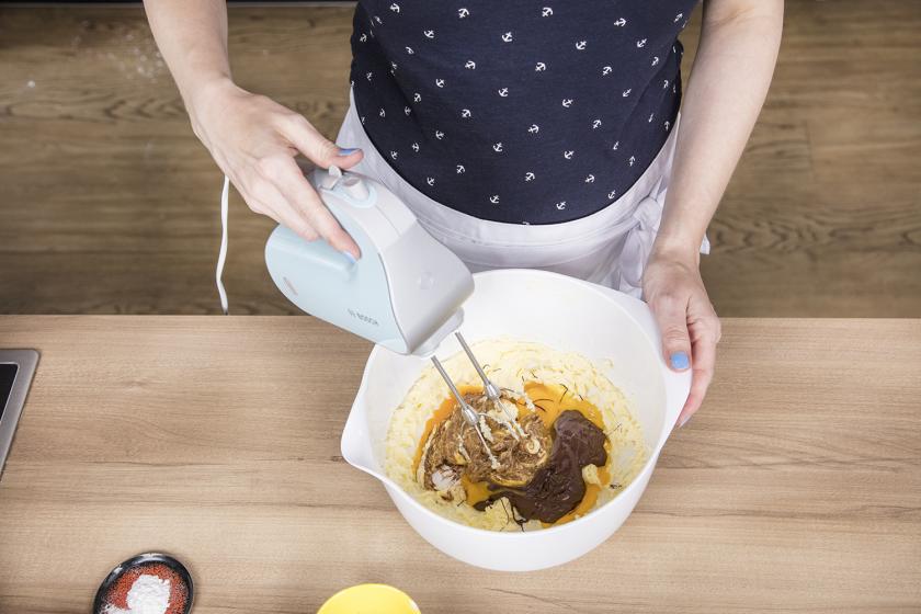 Für den Schoko-Kirsch-Kuchen werden die Zutaten verrührt.