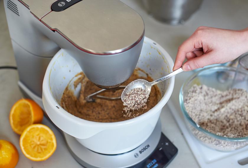 Teig für den Orangen-Schokokuchen wird angerührt.