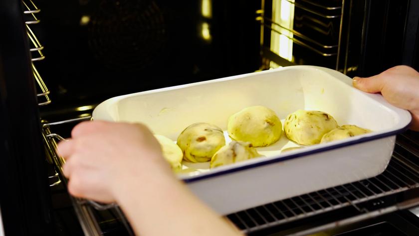 Schokobrötchen werden in den Ofen gegeben.