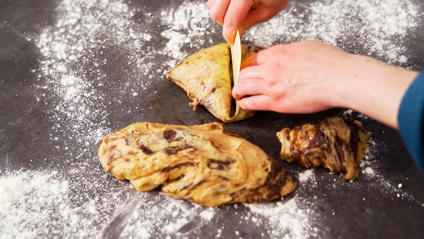 Teig für die Schokobrötchen wird portioniert.