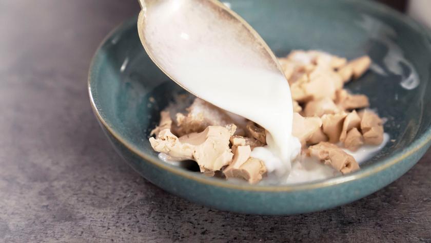 Hefe wird mit Milch verrührt.