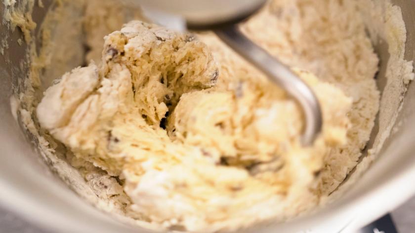 Hefeteig für Schokobrötchen wird geknetet.