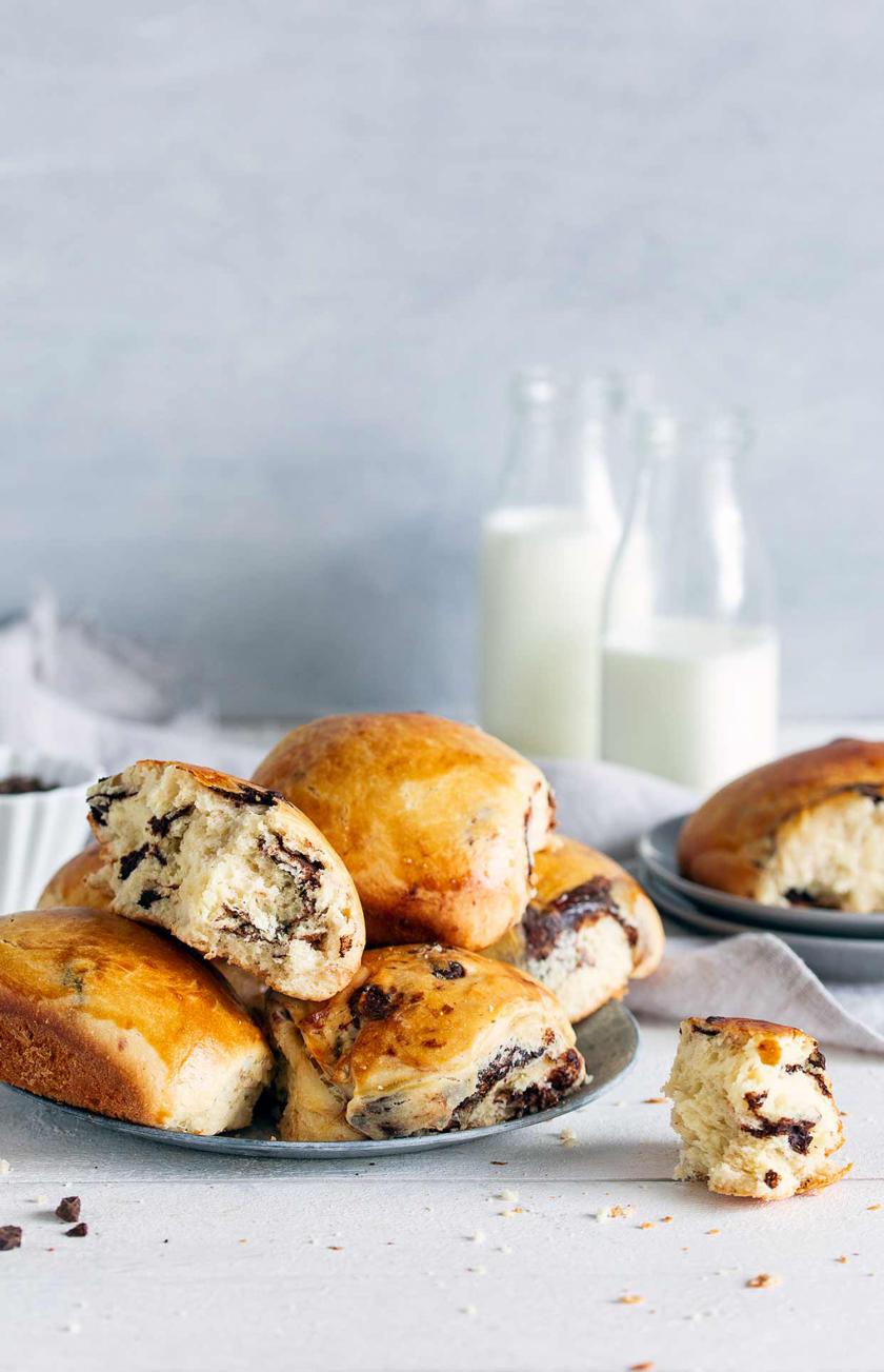 Mehrere Schokobrötchen auf einem Tisch.
