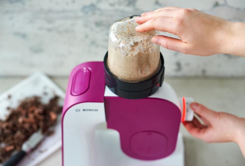 Die Nussmasse für die Schokocreme wird in einer Küchenmaschine fein püriert.