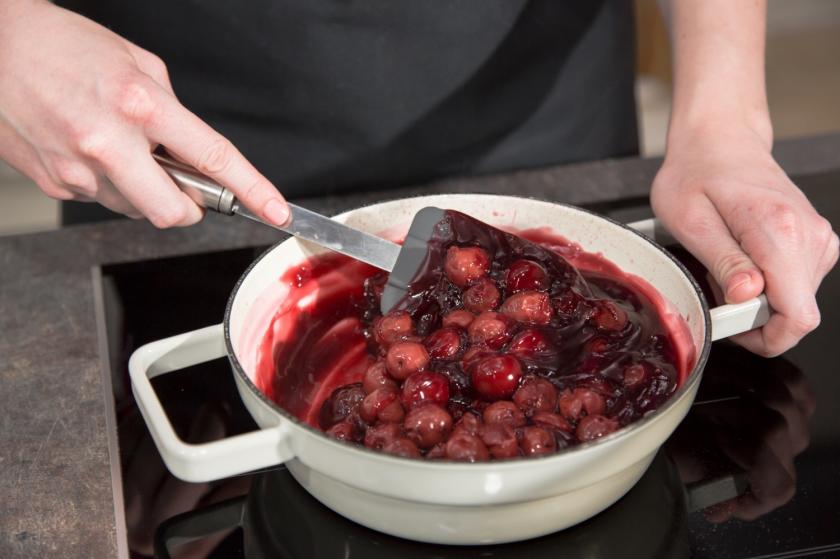 Für die Schwarzwälder Kirschtorte wird Kirschkompott in einem Topf zubereitet.