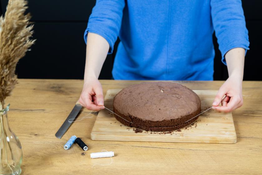 Biskuitböden werden mithilfe eines Nähgarns geteilt