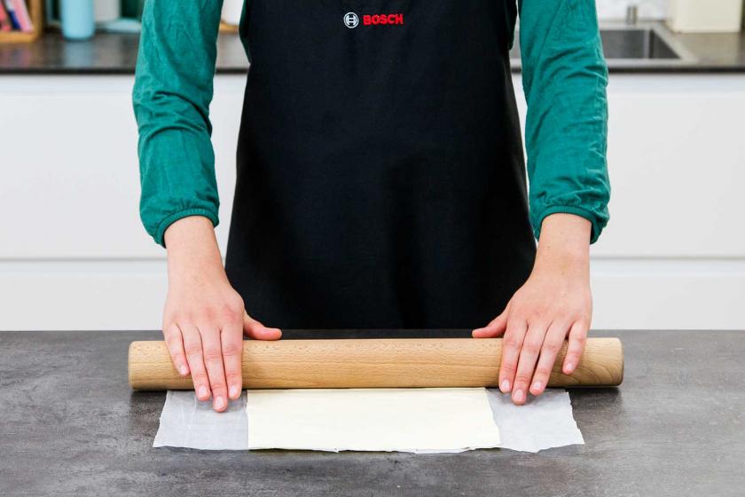 Blätterteig wird ausgerollt.