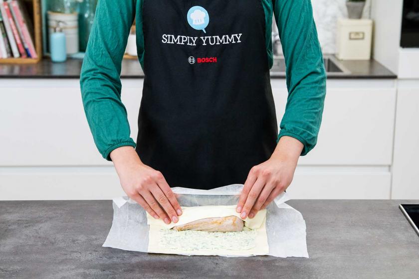 Schweinefilet wird in Blätterteig eingewickelt.