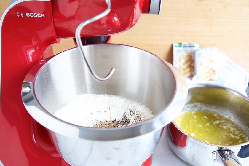 Für das Speckbrot mit Parmesan wird ein Hefeteig in einer Küchenmaschine zubereitet.