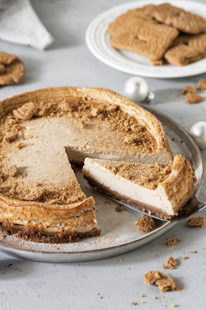 Angeschnittener Spekulatius-Käsekuchen mit Brösel.